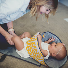 SNOOFYBEE Clean Hands Changing Pad<br/>三合一攜帶式嬰兒折疊尿布墊 - 黃色箭頭