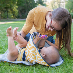SNOOFYBEE Clean Hands Changing Pad <br/>三合一攜帶式嬰兒折疊尿布墊 - 藍白條紋