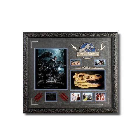 Jurassic World Stage Prop + Autographed Photos<br/>侏儸紀世界拍片道具 + 演員簽名